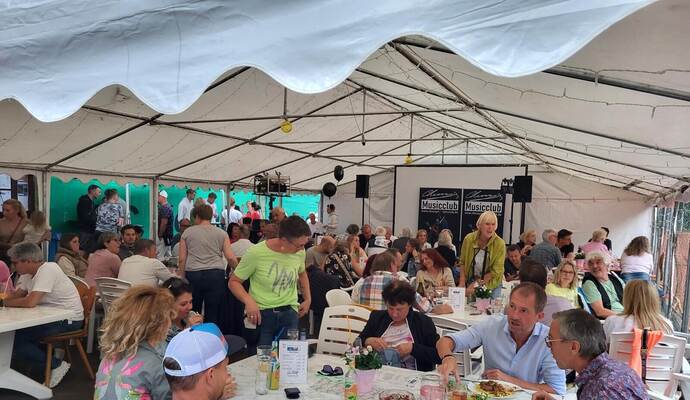 Zum 50-jährigen Jubiläum des Vereins ist das Festzelt sehr gut besucht. Zum 50-jährigen Jubiläum des Vereins ist das Festzelt sehr gut besucht.