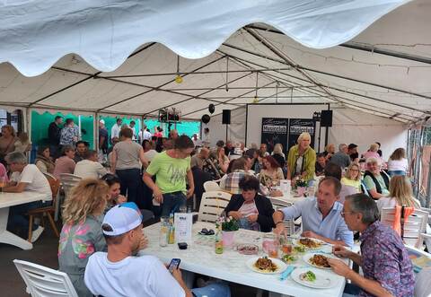 Zum 50-jährigen Jubiläum des Vereins ist das Festzelt sehr gut besucht.