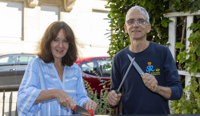 Frank Metz zeigt Susanne Knöller, Vorsitzende von „Menschen in Not“, die neuen Messer mit Kindersicherung. Frank Metz zeigt Susanne Knöller, Vorsitzende von „Menschen in Not“, die neuen Messer mit Kindersicherung.