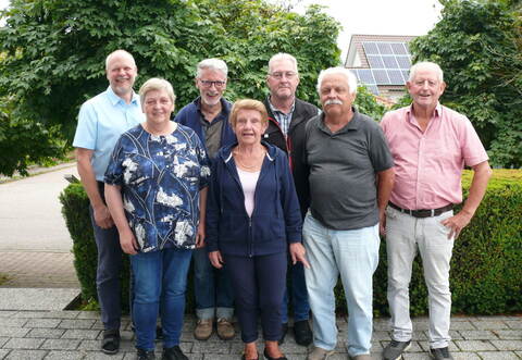 Wiederbelebung: Große Freude herrscht beim VdK-Ortsverband Bauschlott/Nußbaum, dass durch die Wahl einer neuen Vorstandschaft dieser gerettet werden konnte. Dafür sorgen: Sylvia Hennig (vorne von links), Roswitha Arny Kurt Pfeifer, Stefan Hauser (hinten von links), Rainer Födisch und Klaus Berauer. Der stellvertretende Bürgermeister Heinrich Furrer (vorne rechts) fungierte als Wahlleiter.