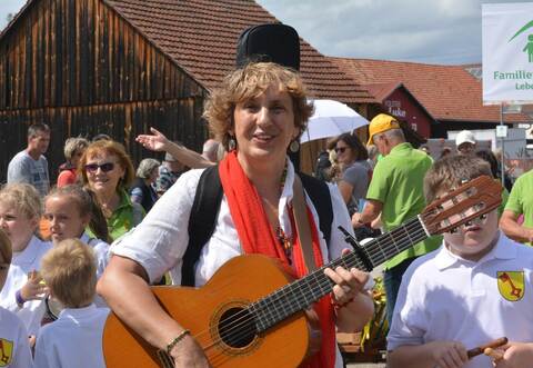 Beim großen Festumzug war die langjährige Schulleiterin Bernadette Schäfer noch einmal mit „ihren“ Schulkindern mit dabei.