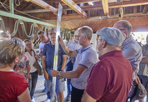 PZ Aktion „Schau ‚mal, wo Du lebst“ im Sägewerk Wöhr: Inhaber Christian Grafmüller zeigt ein Sägeblatt aus härtestem Stahl. Wehe, wenn ein Splitter aus dem Weltkrieg oder ein Nagel eines Wanderschilds im Stamm stecken. 100 Euro kostet das Sägeblatt, jeder einzelne, gelötete Zacken kostet drei Euro.
