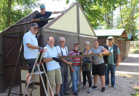 Der Aufbau hat begonnen (vorne von links): Harald Thieser, Rolf Watzal, Joachim Keuthe, Karl-Heinz Heid, Susanne Haas, Tanja Dobrosavljevic und Frank Veit. Oben am Dach: Sigurd Schütz.