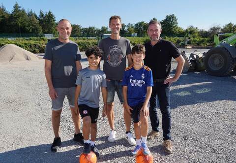 Martin Grimm, Stephan Zettelmayer und Felix Fränkle (hinten, von links) freuen sich zusammen mit zwei Jugendspielern des Vereins darauf, dass der neue Kunstrasenplatz des FC Ersingen im Herbst fertig wird.