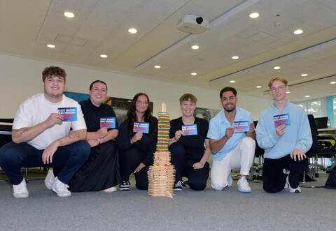 „Statt irgendwas werden, in irgendwas richtig gut“: Gemäß diesem Motto meistern die Azubis aus regionalen Unternehmen Fabian Schweiger, Valea Boochs, Lavinia Huterer, Kira Schwaderer, Kaan Cetin und Jannik Gutekunst (von links) den Workshop Azubi Train II erfolgreich.
