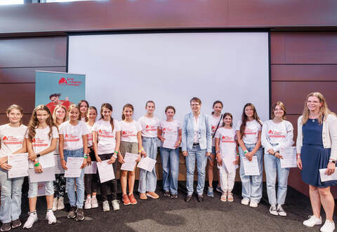 Die Teilnehmerinnen der Girls’ Digital Camps bekommen ihre Zertifikate von Birgit Buschmann (Ministerium für Wirtschaft, Arbeit und Tourismus Baden-Württemberg, Mitte) und Kerstin Weipert (WFG, rechts).