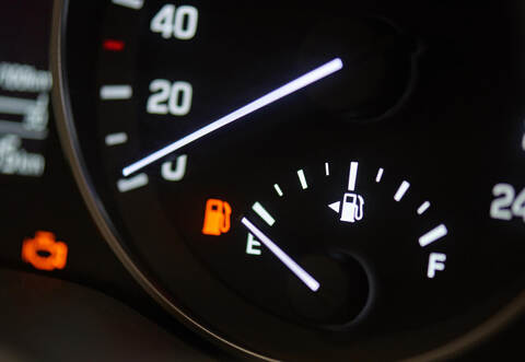 Plötzlich ist der Tank leer: Grund dafür kann Kraftstoff-Diebstahl sein, manchmal stellen Fahrer das erst nach ein paar Kilometern fest.