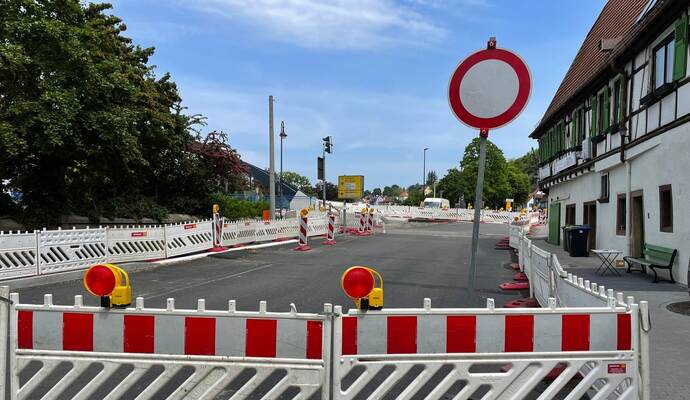 Hier geht nichts mehr: Am Abend soll die Straße "Herrenwaag" aber wieder befahrbar sein. Hier geht nichts mehr: Am Abend soll die Straße "Herrenwaag" aber wieder befahrbar sein.