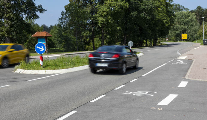 Der Fahrradschutzstreifen an der Salmbacher Ortsdurchfahrt endet Richtung Engelsbrand abrupt genau an einer Verkehrsinsel. Nach dem nun tödlichen Unfall dort wird über die Markierungen diskutiert. Salmbach Fahrradspur