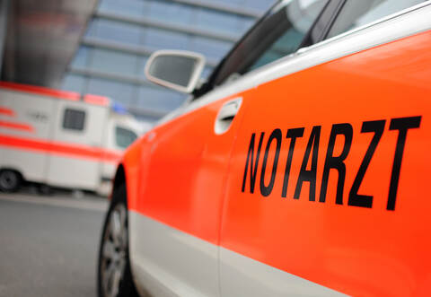 Der Radfahrer trug keinen Helm und zog sich schwere Verletzungen zu.