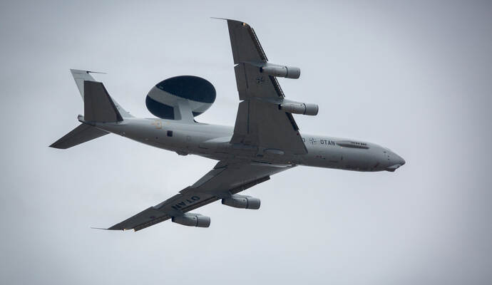 Ein Flugzeug wie auf diesem Symbolbild - ein AWACS-Aufklärungsflugzeug der NATO - wurde über dem Enzkreis gesichtet. Nato-Kampfjets üben den Ernstfall über der Ostsee