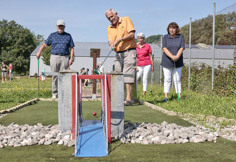 Bei der PZ-Aktion „Schau mal, wo Du lebst“ hatten alle Teilnehmer ihren Spaß. Gespielt wurde Erlebnisgolf im Fuxini in Mühlacker. Einer von ihnen war Gerd Jansen (Mitte) aus Pforzheim, der den Ball lockerleicht mit einem Schlag über die Brücke spielte.