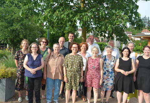 Über den Besuch des Arbeitskreises Soziales der Landtagsfraktion der Grünen im Mühlacker „EssEnz Inklusiv“ freuen sich Norbert Bogner, Geschäftsführer von „miteinanderleben“ (hinten, Zweiter von rechts), Maren Bieberich, stellvertretende Geschäftsführerin von „miteinanderleben“ (vorne, Erste von rechts) sowie die Landtagsabgeordnete der Grünen für den Enzkreis, Stefanie Seemann (vorne, Vierte von rechts).