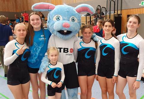 Der TV Neulingen mit von links Nora Skupin, Lena Jaggy, Jule Augenstein, Maskottchen „Turni“, Johanna Maier, Miriam Duda, Tabea Reuter.