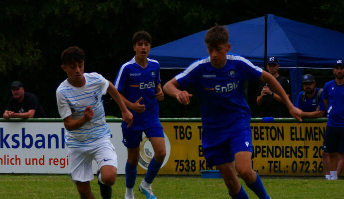 Die Profis von morgen spielten beim Baden-Talent-Cup in Wilferdingen. Hier zieht ein KSC-Spieler (rechts) an einem Kicker von 1860 München vorbei. F