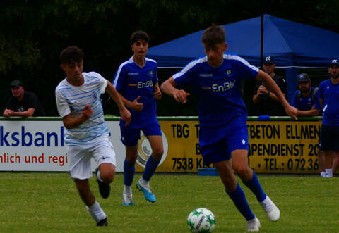Die Profis von morgen spielten beim Baden-Talent-Cup in Wilferdingen. Hier zieht ein KSC-Spieler (rechts) an einem Kicker von 1860 München vorbei. F