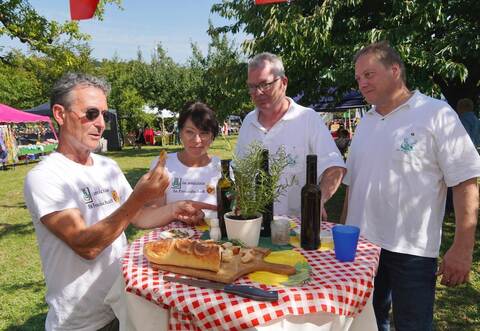 Klaus und Martina Reiling vom Freundeskreis Civitella zeigen Stephan Kaufmann und Hartmut Staib aus dem OGV-Vorstand (von links) die italienischen Spezialitäten.
