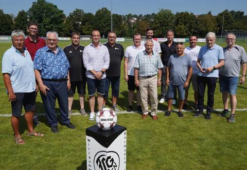 Über den frisch sanierten Rasenplatz freuen sich unter anderem Bürgermeister-Stellvertreter Kurt Ebel (Dritter von links), Vorstandsvorsitzender Viktor Wagner (Siebter von links) und Bernd Kielburger (Zweiter von rechts) vom Badischen Sportbund.