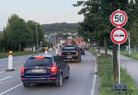 Hinein in den Schilderwald vor Niefern: Überholen verboten an der Baustelle, aber das geht ohnehin nicht, weil Sperrbaken nur eine Spur zulassen.