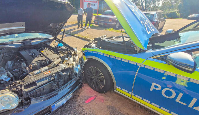 Ein Mercedes-Fahrer stieß im Gegenverkehr in Mühlacker mit einem Polizei-Mercedes zusammen. Beide Autos sind wohl ein wirtschaftlicher Totalschaden. Ein Mercedes-Fahrer stieß im Gegenverkehr in Mühlacker mit einem Polizei-Mercedes zusammen. Beide Autos sind wohl ein wirtschaftlicher Totalschaden.