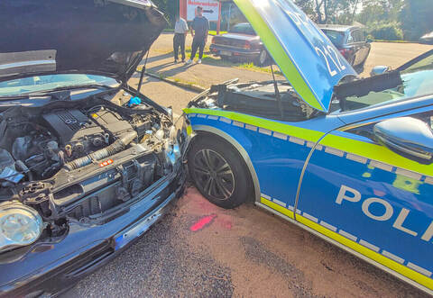 Ein Mercedes-Fahrer stieß im Gegenverkehr in Mühlacker mit einem Polizei-Mercedes zusammen. Beide Autos sind wohl ein wirtschaftlicher Totalschaden.