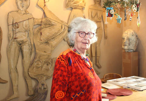 Vom 8. September bis zum 8. Oktober stellt die Mühlacker Künstlerin Sigrid Baumgärtner (Foto) mit der Schmöllner Künstlerin Petra Herrmann in Mühlackers Partnerstadt Schmölln in Thüringen ihre Werke aus. Und am 21. Oktober ist die Ausstellung erneut geöffnet, weil dann eine Gruppe der evangelischen Kirchengemeinde Dürrmenz zu Besuch in Schmölln weilt.