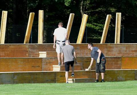 Die Narrenzunft Glatten half TSV-Geschäftsführer Tobias Eberhardt (rechts) beim Aufbau der Holztribüne in Dennach.