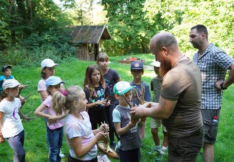 Wie groß der Unterschied zwischen Rothirschen und Rehen ist, zeigen Simon und Moritz Vielsack (von rechts) den Kindern anhand von Geweihen. Anlass ist eine Aktion des Kinderferienprogramms Kämpfelbach.