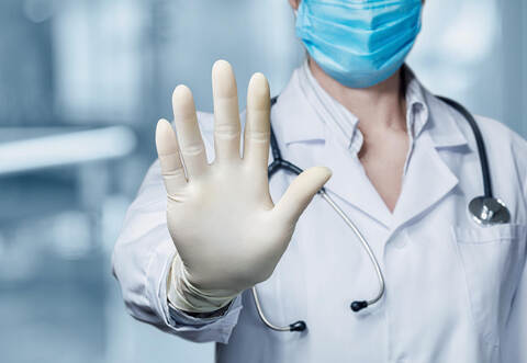 30 Telefonate führt ein Pflegevater, um einen HNO-Arzt zu organisieren. Sämtliche Anfragen werden jedoch abgeschmettert.