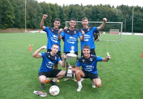 Beim 17. Backkorb-Elfmeter-Turnier geht das Team „Die Einheimischen“ aus Bretten siegreich und mit Pokal vom Platz.