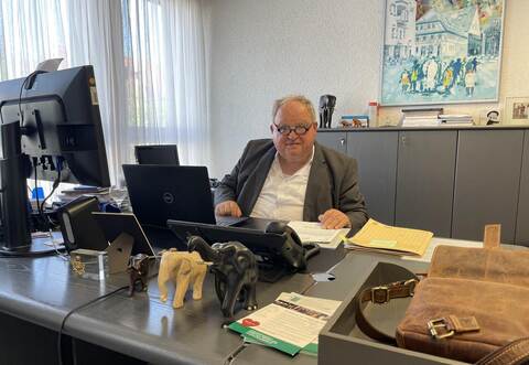 OB-Stellvertreter Günter Bächle leitet für insgesamt dreieinhalb Wochen die Geschicke der Senderstadt. Im Mühlacker Rathaus hat er sich am Schreibtisch von Amtsinhaber Frank Schneider eingerichtet.