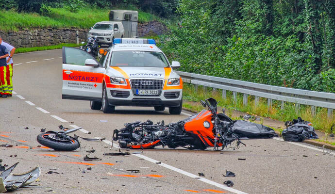 Beim Zusammenprall mit einem Auto wurde der Motorradfahrer tödlich verletzt. Beim Zusammenprall mit einem Auto wurde der Motorradfahrer tödlich verletzt.