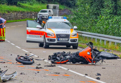 Beim Zusammenprall mit einem Auto wurde der Motorradfahrer tödlich verletzt.