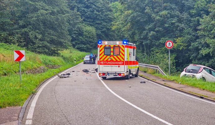 Am Sonntag stirbt ein Motorradfahrer zwischen Calmbach und Höfen. Am Sonntag stirbt ein Motorradfahrer zwischen Calmbach und Höfen.