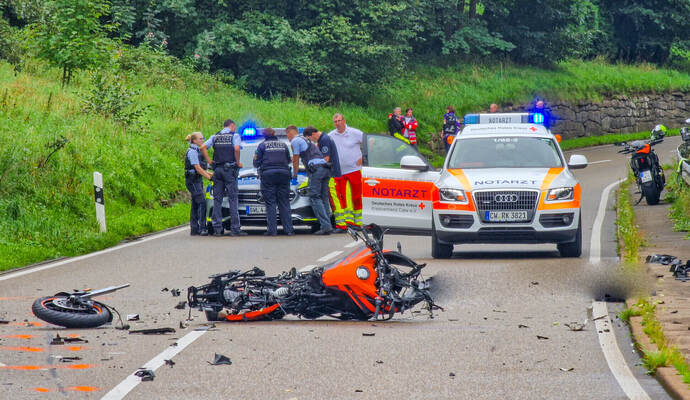 Beim Zusammenprall mit einem Auto wurde der Motorradfahrer tödlich verletzt. Beim Zusammenprall mit einem Auto wurde der Motorradfahrer tödlich verletzt.