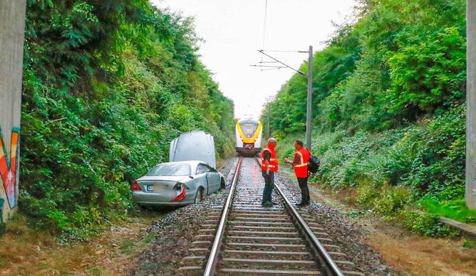 Der verunglückte Mercedes blockiert am Samstag die Bahnstrecke bei Bretten-Dürrenbüchig. Der verunglückte Mercedes blockiert am Samstag die Bahnstrecke bei Bretten-Dürrenbüchig.
