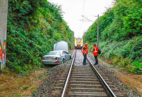 Der verunglückte Mercedes blockiert am Samstag die Bahnstrecke bei Bretten-Dürrenbüchig.