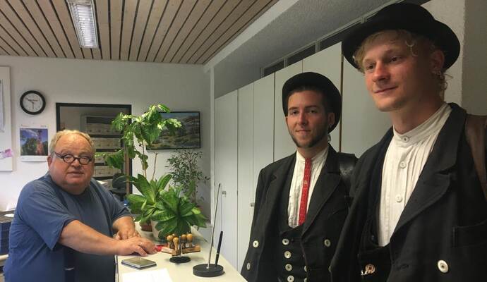 OB-Stellvertreter Günter Bächle (von links) empfängt Friedrich Jacobi und Lukas Hauser im Mühlacker Rathaus. OB-Stellvertreter Günter Bächle (von links) empfängt Friedrich Jacobi und Lukas Hauser im Mühlacker Rathaus.