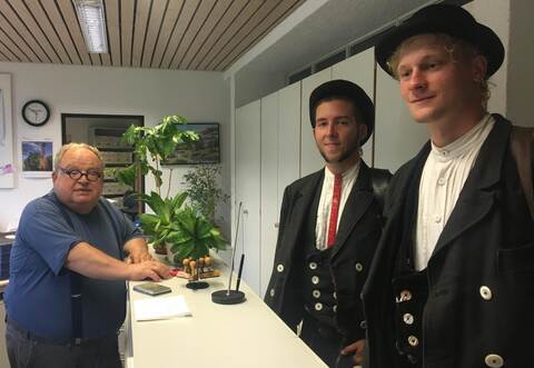 OB-Stellvertreter Günter Bächle (von links) empfängt Friedrich Jacobi und Lukas Hauser im Mühlacker Rathaus.