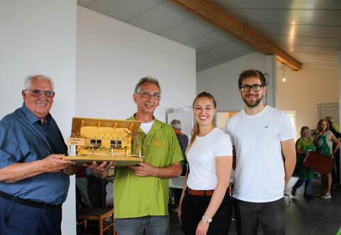 Über den Umbau freuen sich beim Sommerfest des OGV Singen Bürgermeister-Stellvertreter Kurt Ebel (von links), der Vorsitzende Ralf Rothweiler, die designierte Bürgermeisterin Julia Wieland und ihr Partner Jonas Bentz .