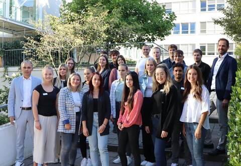 Landrat Bastian Rosenau (hinten rechts) und Ausbildungsleiter Michael Fink (links) begrüßten die jungen Menschen, die im Landratsamt ihre Ausbildung begonnen haben.
