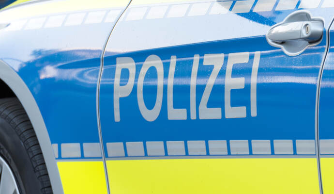 Die Polizei sucht einen Autofahrer, der in Enzberg ein Verkehrsschild umgefahren hat. Die Polizei sucht einen Autofahrer, der in Enzberg ein Verkehrsschild umgefahren hat.