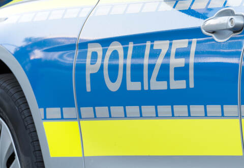 Die Polizei sucht einen Autofahrer, der in Enzberg ein Verkehrsschild umgefahren hat.