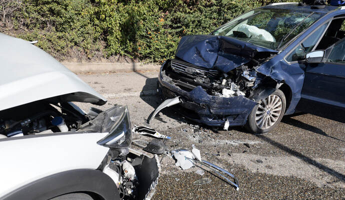 Beide Fahrerinnen wurden nach einem Unfall in Niefern ins Krankenhaus gebracht werden. Beide Fahrerinnen wurden nach einem Unfall in Niefern ins Krankenhaus gebracht werden.