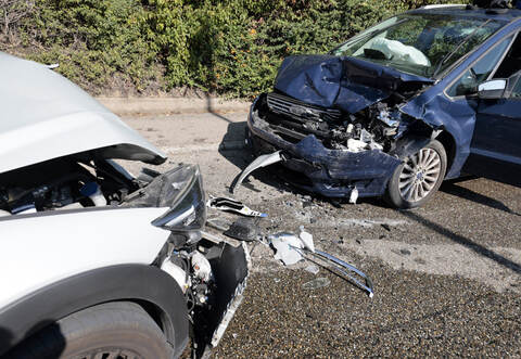 Beide Fahrerinnen wurden nach einem Unfall in Niefern ins Krankenhaus gebracht werden.