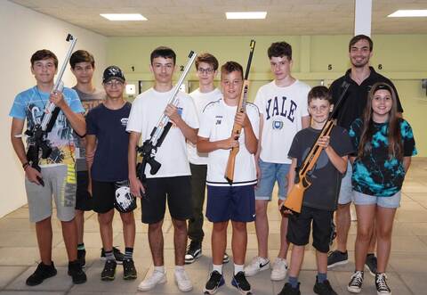 Zusammen mit Dirk Krautmann (rechts) haben die Teilnehmer des Ferienprogramms auf dem Luftgewehrstand des KK-Schützenvereins Bilfingen trainiert.