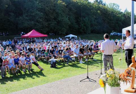 Auch in Zukunft müsse sich der CVJM immer wieder neu erfinden, verdeutlicht Lebenshaus-Leiter Christian Herbold (rechts) am Sonntag im Interview mit Christoph Gaßner vom CVJM Wilferdingen beim Jubiläumsgottesdienst.