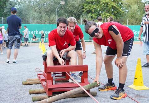 Beste Stimmung herrscht bei den Teilnehmern der Bauern-Olympiade. 16 Teams gehen am Samstag in Ispringen bei Sommerwetter an den Start.