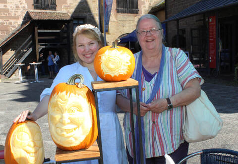 Kunstvolle Kürbisschnitzereien präsentiert die Pforzheimerin Galina Faletra (links) im Beisein von Veranstalterin Gabriele Bickel.