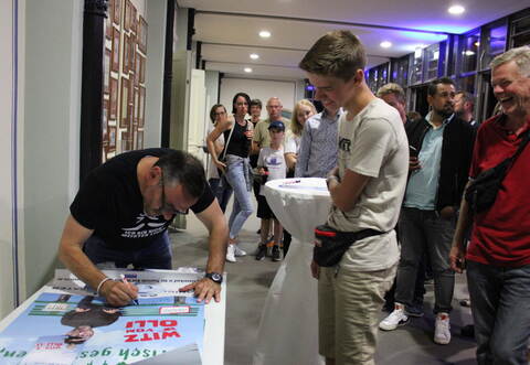 Ein Star zum Anfassen ist Witze-Olli, der hier für seine Fans Autogramme schreibt.